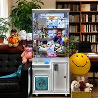 Nouveau modèle de distributeur automatique de poupées blanc minimaliste, entièrement transparent, à monnayeur, commande par scan, commercial tout-en-un