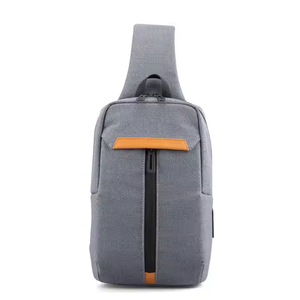 Sac bandoulière personnalisé pour homme avec port de charge USB, sac de poitrine étanche pour les trajets quotidiens, les voyages et les activités de plein air - Product Image 2