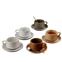 Ensemble tasse et soucoupe à café en céramique rétro, art du latte rustique créatif, usage domestique, luxe léger