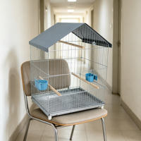 Grande volière de style maison avec toit incliné, plateau en plastique amovible, perchoirs et mangeoires pour petits perroquets - Métal moderne