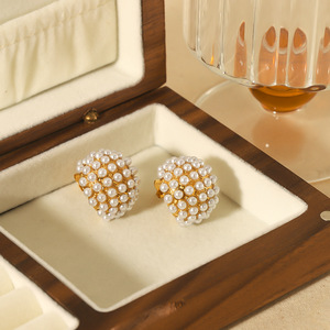 ต่างหูมุกเกรด AAA ชุบทองทรงกลม ประดับขอบ ใส่ได้ทุกวัน - Product Image 3