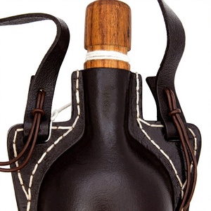 Botella Costrel Pilgrim Hecha a Mano, Botella Medieval Auténtica de Cuero con Revestimiento de Cera de Abeja, Tapón de Madera, Botella Vikinga para Beber - Product Image 4
