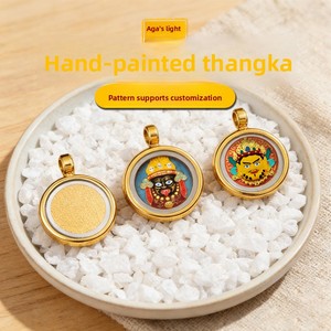 Collier avec pendentif Thangka peint à la main en acier titane plaqué or 1,5 cm, motif Huang Cai Zaji Ram Manjusri Vie passée, vie actuelle, avec boîte Gabu - Product Image 3