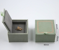 Boîtes d'emballage en gros personnalisées en papier pour bijoux avec insert en velours, logo imprimé à chaud et fermeture à ruban