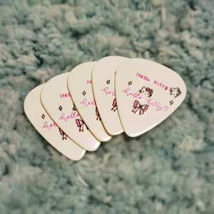 Nouvelles plectres de <span class=keywords><strong>guitare</strong></span> électrique et de basse universelles, style <span class=keywords><strong>Hello</strong></span> <span class=keywords><strong>Kitty</strong></span>, 10 mm d'épaisseur, en forme de cœur, créatives et de haute qualité - Product Image 3