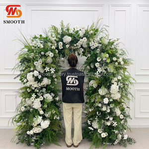 Arche florale moderne personnalisée LEDA pour événements extérieurs, avec hortensias blancs et verdure, pour toile de fond de mariage - Product Image 2