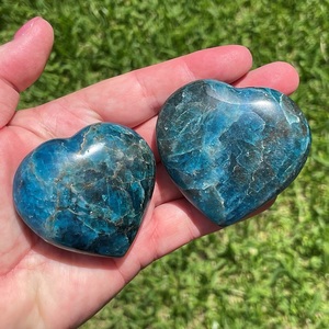 Venta al por mayor de piedra de palma tallada en forma de corazón de cristal natural pulido, corazón de apatita azul para regalo - Product Image 1