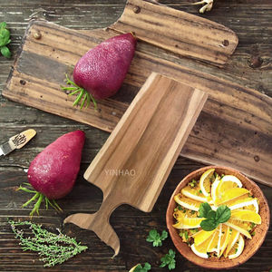 Planche à découper en bois d'acacia personnalisée YINHAO avec poignée en forme de queue de baleine, épaisseur de 1,5 cm, réutilisable - Product Image 3