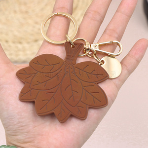 Llavero de hoja de pomelo de celebridad popular en internet (para alejar la mala suerte), diseño de hoja de cuero sintético, perfecto para el verano. - Product Image 4