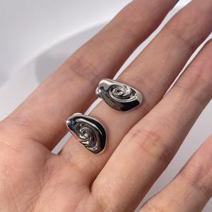 Boucles d'oreilles clous en laiton plaqué or de style classique géométrique en forme de vague sans pierres précieuses unisexe Tianyu Gems - Product Image 6