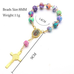 Braccialetto Rosario in Argilla Polimerica Colorata con Croce e Madonna di Guadalupe, Gioiello Cattolico per la Preghiera - Product Image 3