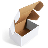 Boîte d'expédition rigide en carton ondulé blanc avec logo personnalisé en relief, fermeture magnétique, forme personnalisée pour vêtements, chaussures, électronique