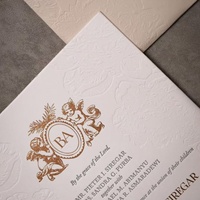 Carte d'invitation de mariage de luxe en papier texturé baroque or blanc avec enveloppe, superposition en vélin, gaufrage à chaud, impression personnalisée