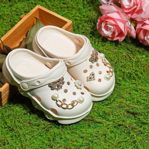 Декоративные сандалии унисекс с жемчугом и стразами - Product Image 1