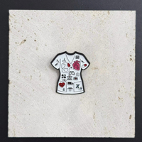 Fabricants d'épinglettes médicales d'hôpitaux Chine chemise blanche vente en gros métal personnalisé émail souple dur épingles en émail médical infirmière