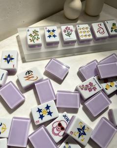 Tuiles de Mahjong Américain Personnalisées en Acrylique, Jeu de Luxe Portable pour 4 Joueurs, Motif Floral Blanc et Violet, Pieds Pliants, Jetables - Product Image 1