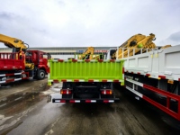 Grue montée sur camion hydraulique Howo 3.2t à haute efficacité de travail Grues montées sur camion à flèche télescopique à vendre