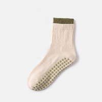Chaussettes de Pilates personnalisées avec grip en silicone, bord contrastant, chaussettes de yoga antidérapantes, chaussettes de fitness OEM ODM en gros pour studio d'entraînement en intérieur