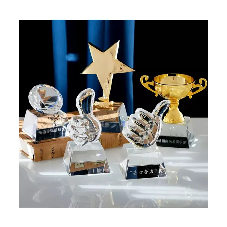 Premios personalizados de Metal Star Fist Thumb, trofeos del mundo pequeño baratos, pequeños trofeos de plástico para niños, regalos