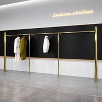 Porte-vêtements mural en métal, style moderne, pour boutique, design contemporain.