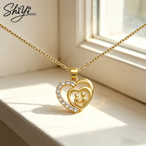 Collar Corazón Familiar Chapado en Oro con Zirconia, Detalle de Corazones Entrelazados, Regalo de Cumpleaños para Mamá - Product Image 4