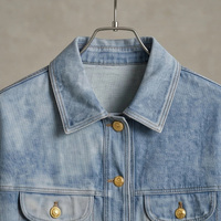 Veste de travail en peau de mouton pour femme, délavée, bleu clair dégradé, texture denim, col chemise, quatre poches, coupe ample, mi-longue, en cuir