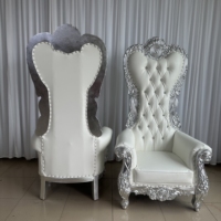 Chaise Trône Royale Européenne de Luxe avec Cadre Sculpté Orné et Revêtement Capitonnée pour Location Événementielle