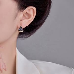 Nouvelles boucles d'oreilles à clous géométriques super scintillantes en cuivre gris plaqué or pour femmes, cadeau haut de gamme, design unique, petite taille, pierre en zircon - Product Image 4