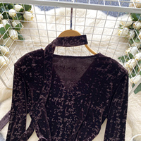 Chemisier élégant en velours à col en V pour femme, avec bretelles halter, manches cloche et fronces, coupe ajustée, idéal pour l'automne