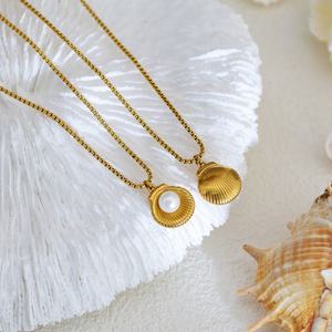 Collar de Concha Marina y Perla Chapado en Oro de 18k, de Acero Inoxidable, Resistente al Agua y al Deslustre, con Logotipo Personalizado para Mujer - Product Image 4