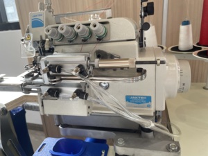 Máquina Overlock de Cuatro Hilos con Accionamiento Directo EXT5114DD-PUT-RLK3 para Coser Cuellos de Camisetas - Product Image 3