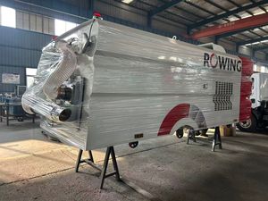 Camion balayeuse à vide personnalisé avec cuve et structure supérieures, doté d'un bac à déchets et d'un réservoir d'eau - Product Image 4