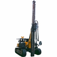 Pilonneuse solaire de type chenille équipée d'une tête motrice capable de percer par tarière, de percer par percussion directe (DTH) et de vissage au sol