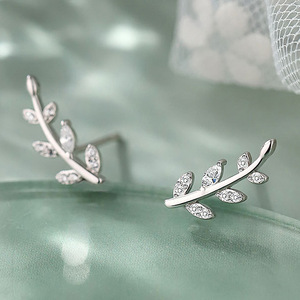 Orecchini a Perno a Forma di Foglia per Donne, Brillanti Orecchini Botanici, Gioielli di Moda per Uso Quotidiano - Product Image 1