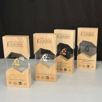 Plaque de trophée en cristal transparent personnalisée en gros avec base en bois