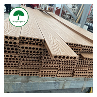 Anpassbare Farbige Außendekoration Projekt Prägung Wasserfeste Holzmaserung Terrassen-Bodenbelag WPC-Decking-Bretter für Villa und Garten