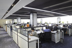 مكتب حديث قابل للتمديد من الألومنيوم، مقصورات قابلة للتحويل تتسع لـ 2-8 أشخاص، محطة عمل لمركز الاتصال، طاولة مكتب مع فواصل - Product Image 2