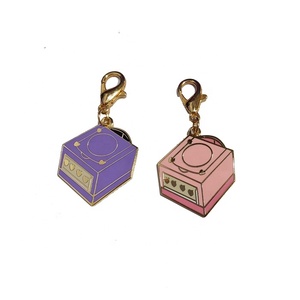 Hochwertiger Zinklegierungs-Charm in Gold oder Silber, Anpassbares Videoplayer-Logo, Emaille-Charm, Designer-Metallanhänger - Product Image 1