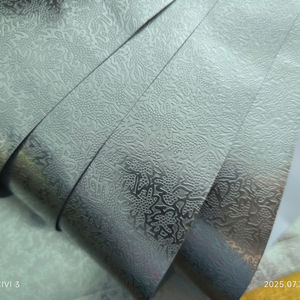 Guangzhou Paper Factory 125g Feuille d'aluminium argentée enduite de papier gaufré pour papier de couverture de panneau de gâteau Matériel d'emballage cadeau - Product Image 1