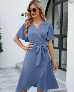Robe midi unie sans manches à col en V et laçage pour femme – Style élégant et tendance pour le quotidien et les soirées d'été - Product Image 1