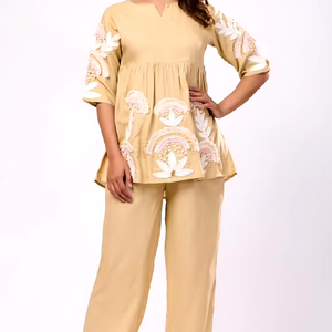 Hermoso conjunto de vestido de tela de algodón 100% informal con estampado de alta calidad para mujeres y niñas para la colección de verano al mejor precio - Product Image 1