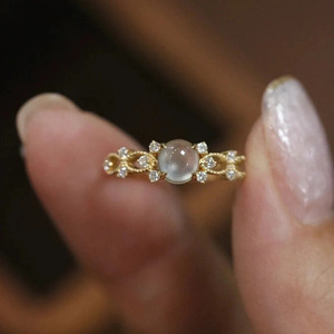 Anello Vintage con Cabochon Iridescente per Donne, Accessorio Romantico ed Elegante per Uso Quotidiano e Feste - Product Image 2