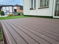 Planche de terrasse composite commerciale robuste, ignifuge, imperméable et antidérapante pour passerelles, marinas et terrasses sur toits