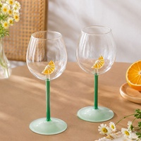 Verre à vin en verre borosilicate soufflé à la main avec tranche de citron intégrée, pied vert, verre à cocktail original pour la maison, le bar, les fêtes, les mariages, les cadeaux