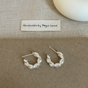 ต่างหูห่วงโลหะสีเงินเรียบง่ายสำหรับผู้หญิง เครื่องประดับแฟชั่นส่วนบุคคลสำหรับใช้ในชีวิตประจำวัน งานปาร์ตี้ ของขวัญวันเกิด - Product Image 6