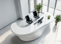 Bureau d'accueil moderne en forme de vague, surface solide brillante, mobilier de bureau contemporain pour bâtiment commercial