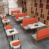 Ensemble de meubles modernes pour café, restaurant, salon de thé : canapé en cuir orange, table carrée en marbre et ensemble de chaises blanches