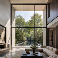 Mur vitré panoramique ALUFRONT avec larges ouvertures en verre et profils d'aluminium minimisés, mur-rideau pour designs de maisons de luxe