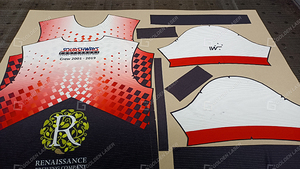 Découpeuse laser <span class=keywords><strong>Scan</strong></span> on the <span class=keywords><strong>Fly</strong></span> pour vêtements par sublimation avec convoyeur et alimentation automatique - Product Image 4