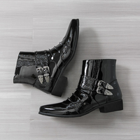 Bottes basses punk en PU verni pour hommes, à bout pointu, avec rivets, boucle et fermeture éclair latérale, idéales pour un usage quotidien décontracté ou les trajets domicile-travail.